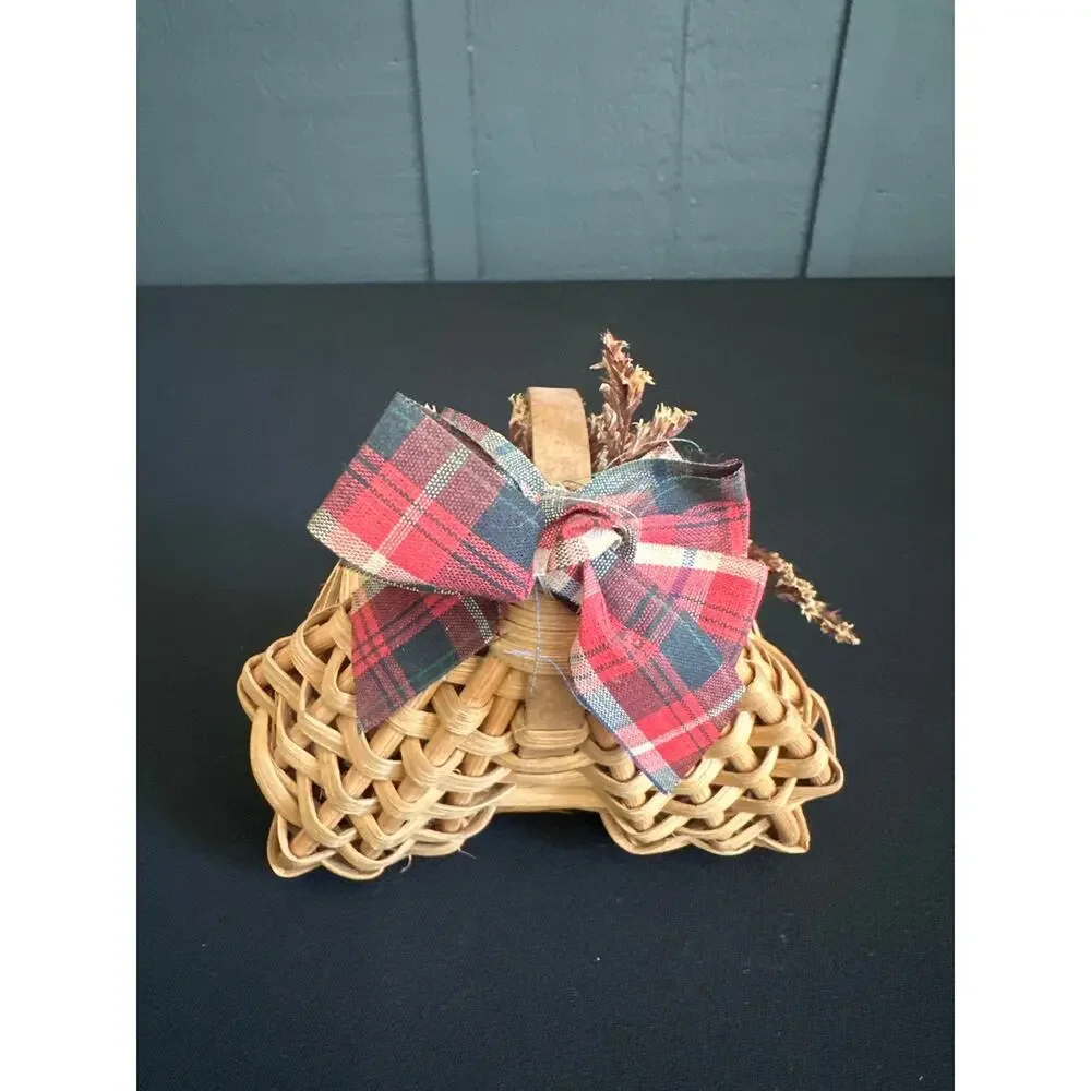 Vintage Mini Hand Woven Splint Gathering Primitive Buttocks Basket Miniature